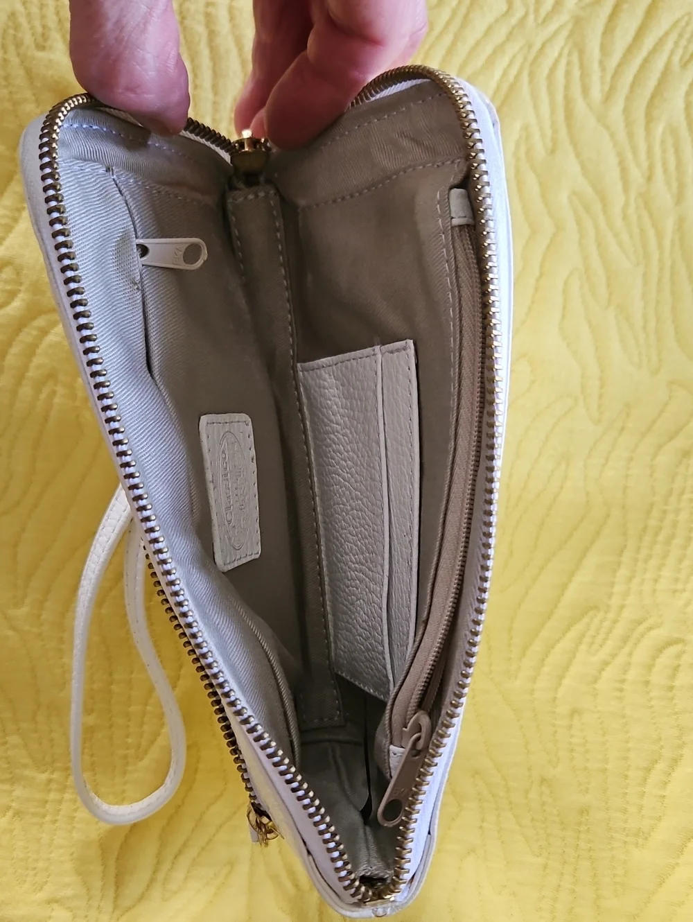 CLASSICO Off White Pebbled Vegan Wristlet NWOT